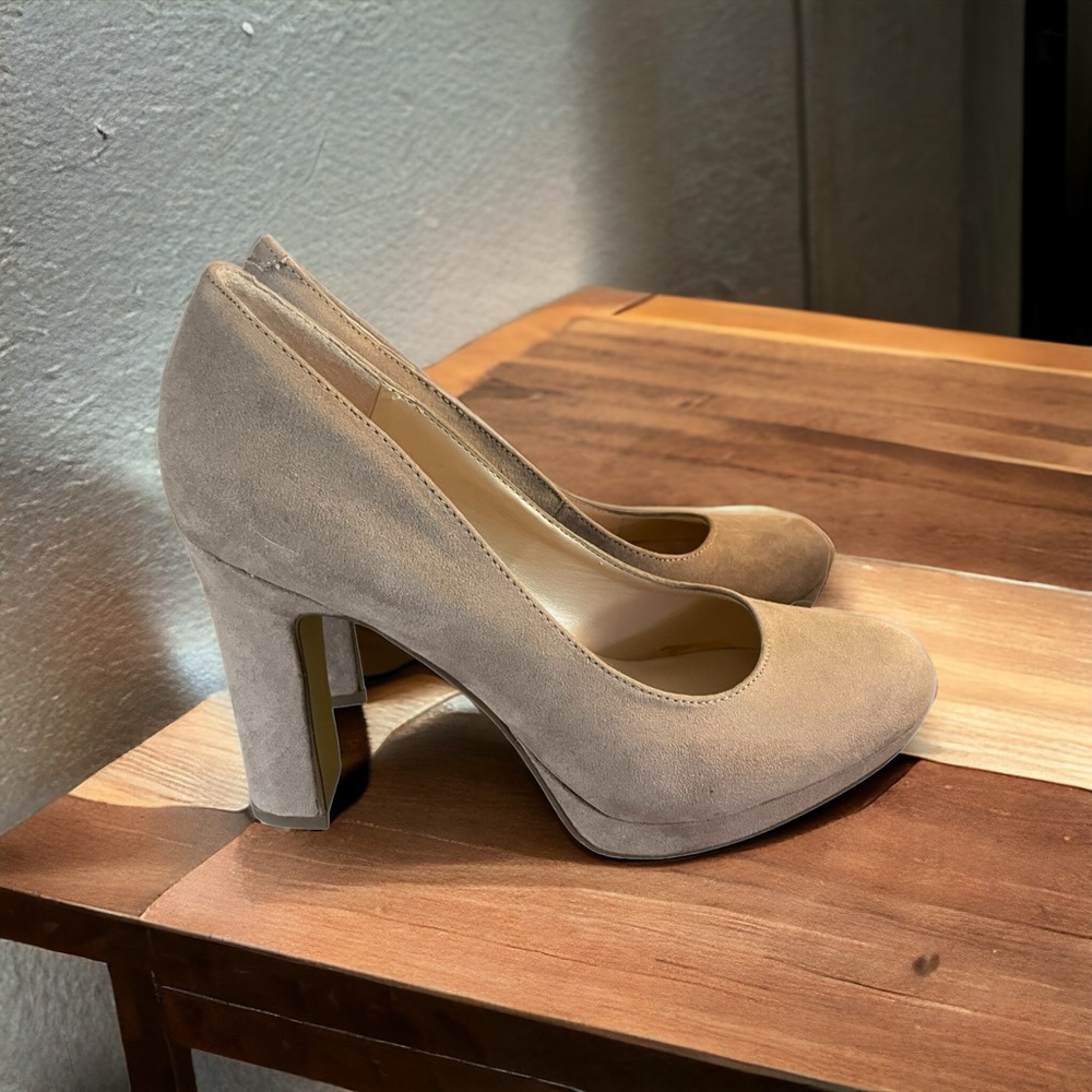 UNISA Woman’s Heel Tan suede round toe platform pump 4 Inches Heel Size : 8M